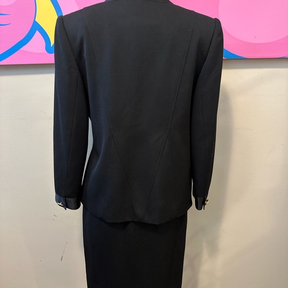 Chanel black wool skirt suit - Picture 5 of 12